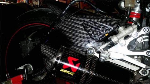 YAMAHA R6 2006 TO 2016 CARBON FIBRE HEEL GUARDS IN GLOSS TWILL WEAVE FIBER