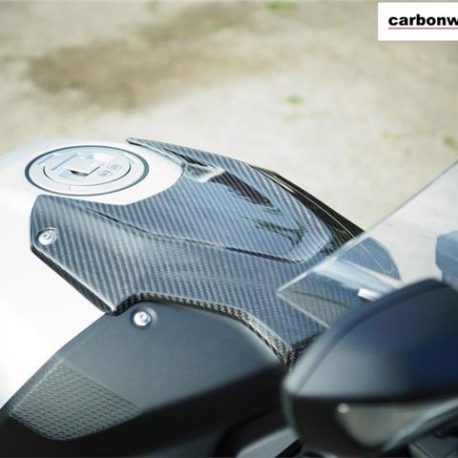 carbonworld-bmw-s1000rr-tank-cover-fitted-2019.jpg